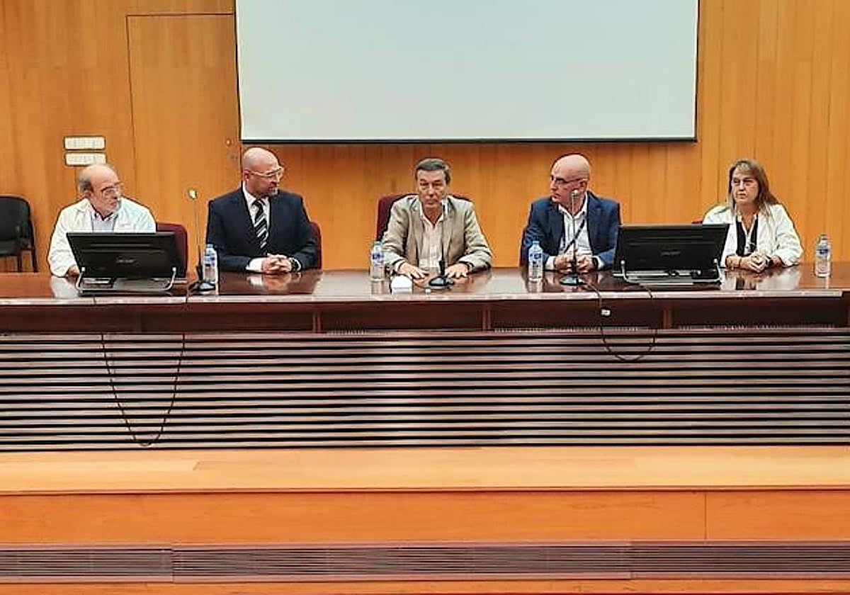 El conseller de Sanidad, Marciano Gómez (c), con el nuevo equipo directivo del Hospital General de Alicante.