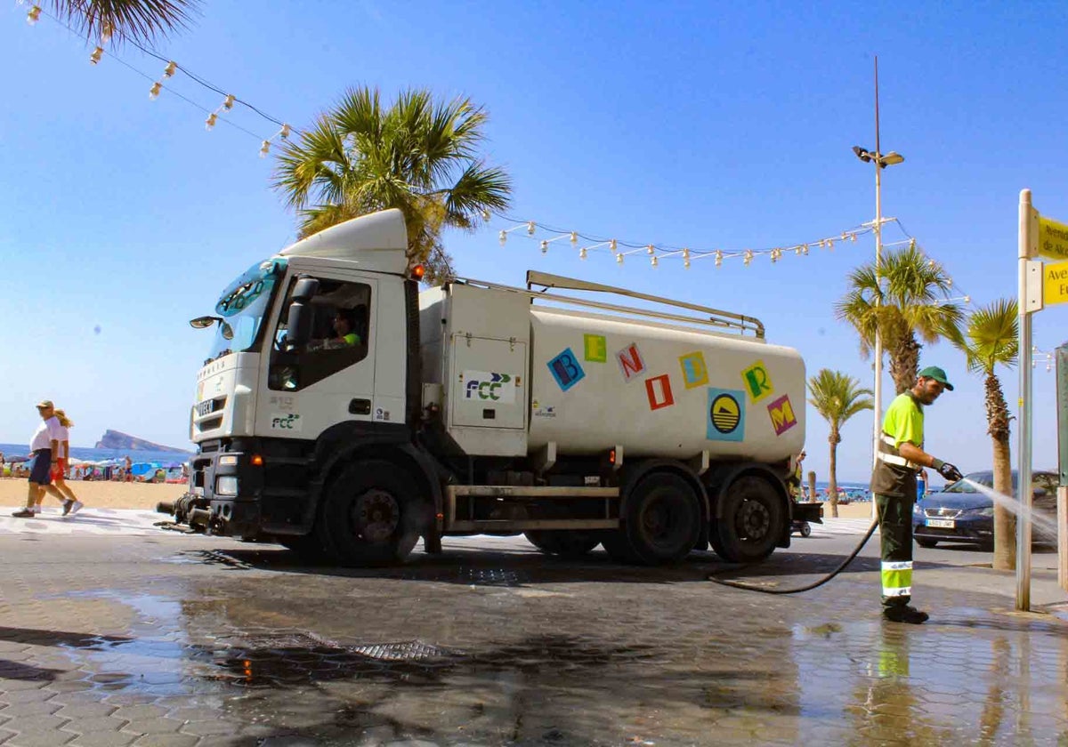 Benidorm utilizará agua de piscinas para baldear las calles