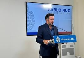 El alcalde de Elche, Pablo Ruz, en la rueda de prensa.