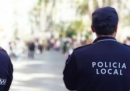 Un agente de la Policía Local de Elche realiza labores de vigilancia.