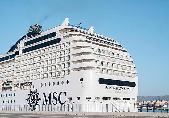 Uno de los cruceros de la empresa en el Puerto de Alicante.