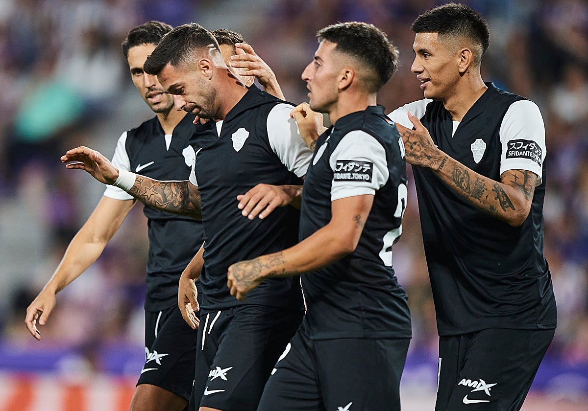 Sergio León recibe la felicitación de sus compañeros tras marcar en Valladolid