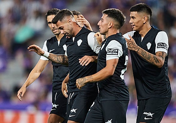 Sergio León recibe la felicitación de sus compañeros tras marcar en Valladolid