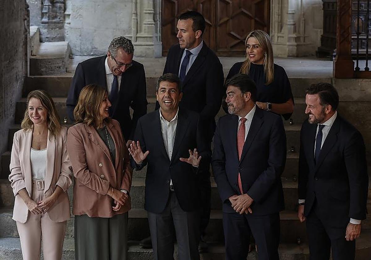 El presidente de la Generalitat Valenciana, Carlos Mazón, con los presidentes de las diputaciones provinciales (Toni Pérez, Vicent Mompó y Marta Barrachina); y los alcaldes de Castellón (Begoña Carrasco); Valencia (María José Catalá); Alicante (Luis Barcala) y Elche (Pablo Ruz).