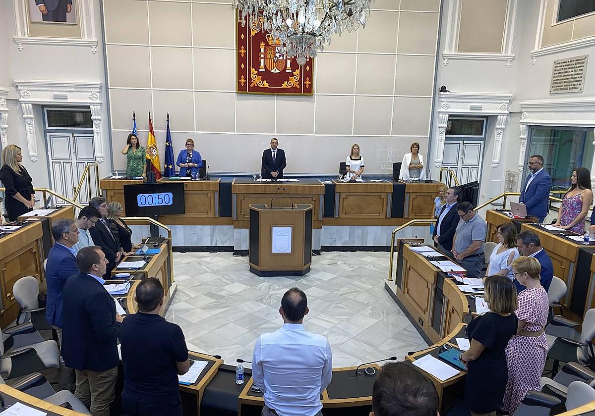 Minuto de silencio en el Pleno de la Diputación, con el que ha comenzado la sesión.