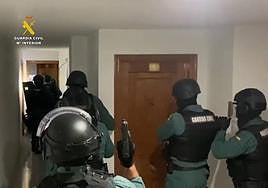 Momentos previos al registro domicilario de los detenidos