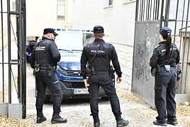 Un furgón policial sale de los juzgados de Alicante
