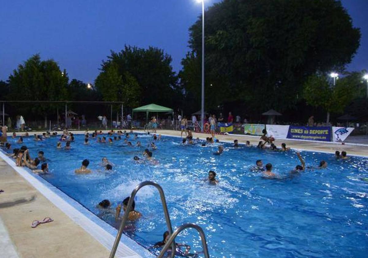 Una piscina llena de bañistas.