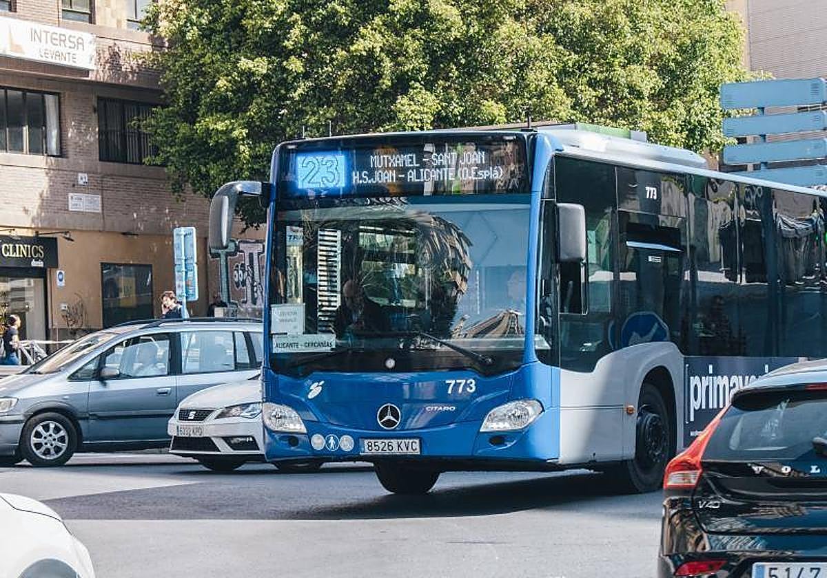 Autobús circulando por Alicante.