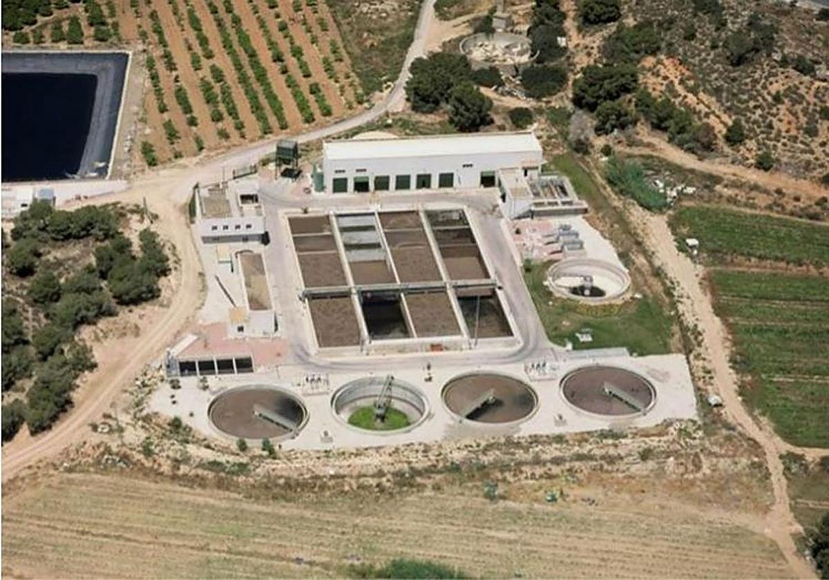 El descampado en el que se ha encontrado el cadáver está próximo a la depuradora de Orihuela Costa.