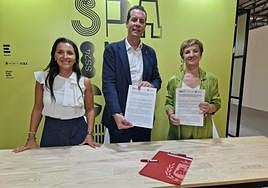 El alcalde de Elda, Rubén Alfaro, junto a la concejala de Fomento Económico, Industria y Empleo, Elizabeth Belda y la presidenta de Avecal, Marián Cano.