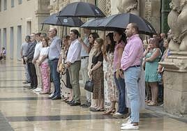 El alcalde de Alicante, Luis Barcala, con representantes de todos los grupos municipales y funcionarios, en el minuto de silencio a las puertas del Ayuntamiento de Alicante.