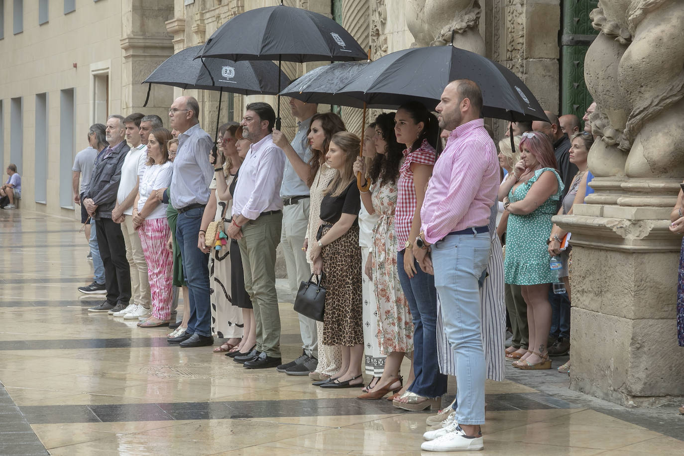 El alcalde de Alicante, Luis Barcala, con representantes de todos los grupos municipales y funcionarios, en el minuto de silencio a las puertas del Ayuntamiento de Alicante.