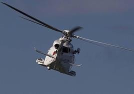 Helicóptero de Salvamento que busca a la tripulante desaparecida