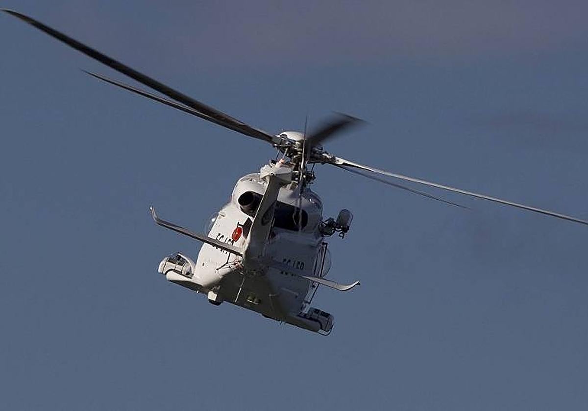 Helicóptero de Salvamento que busca a la tripulante desaparecida