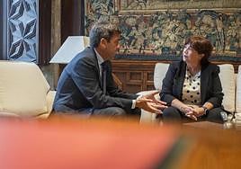El presidente de la Generalitat, Carlos Mazón, se reúne con la presidenta de la Acadèmia Valenciana de la Llengua, Verònica Cantó, en el Palau de Generalitat.