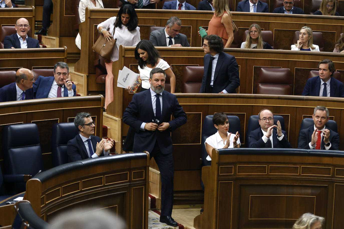 El líder de Vox, Santiago Abascal y los diputados de su grupo en el momento de abandonar el hemiciclo.