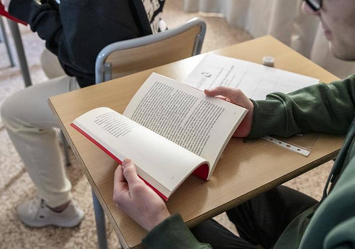 Un estudiante, durante una clase de literatura.