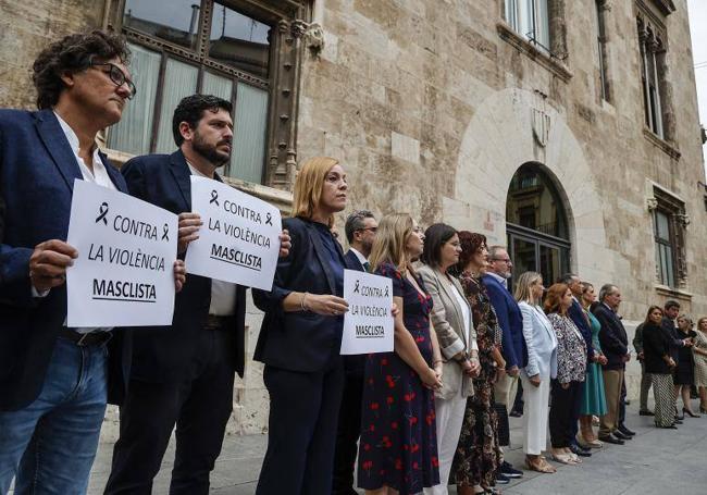 En el Palau, el Consell no ha exhibido pancarta, mientras que componentes de Compromis ha puesto un cartel.