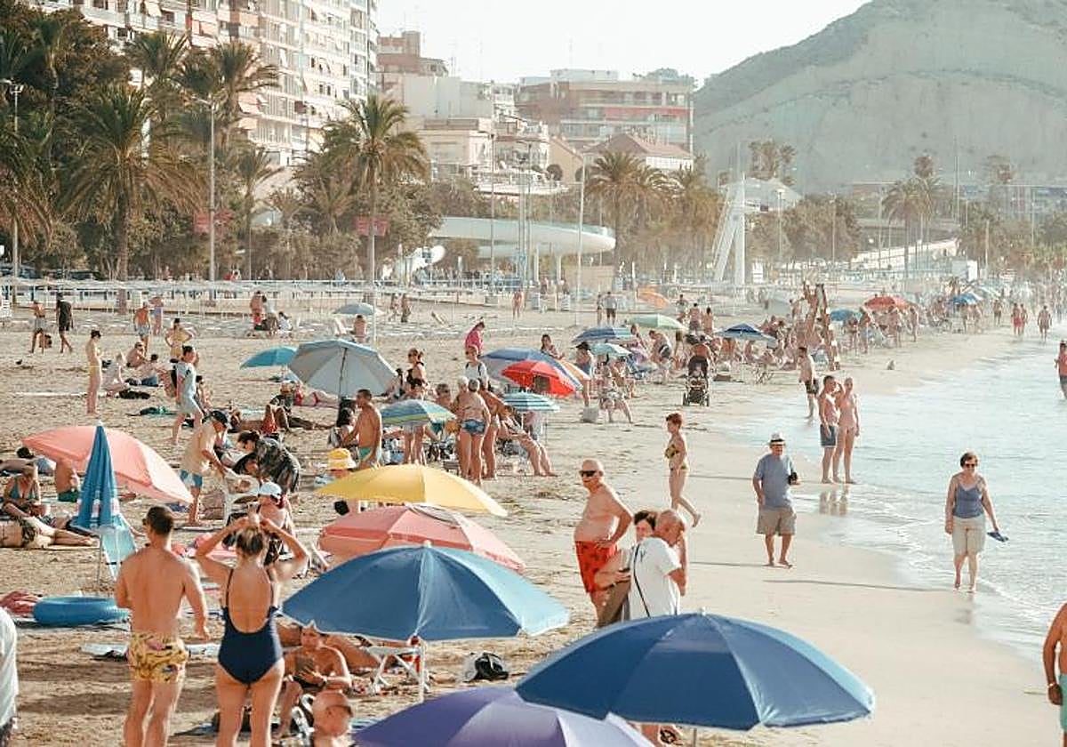 Bañistas en la playa del Postiguet.