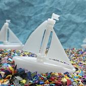 Juguetes infantiles hechos de plástico en un mar de residuos.