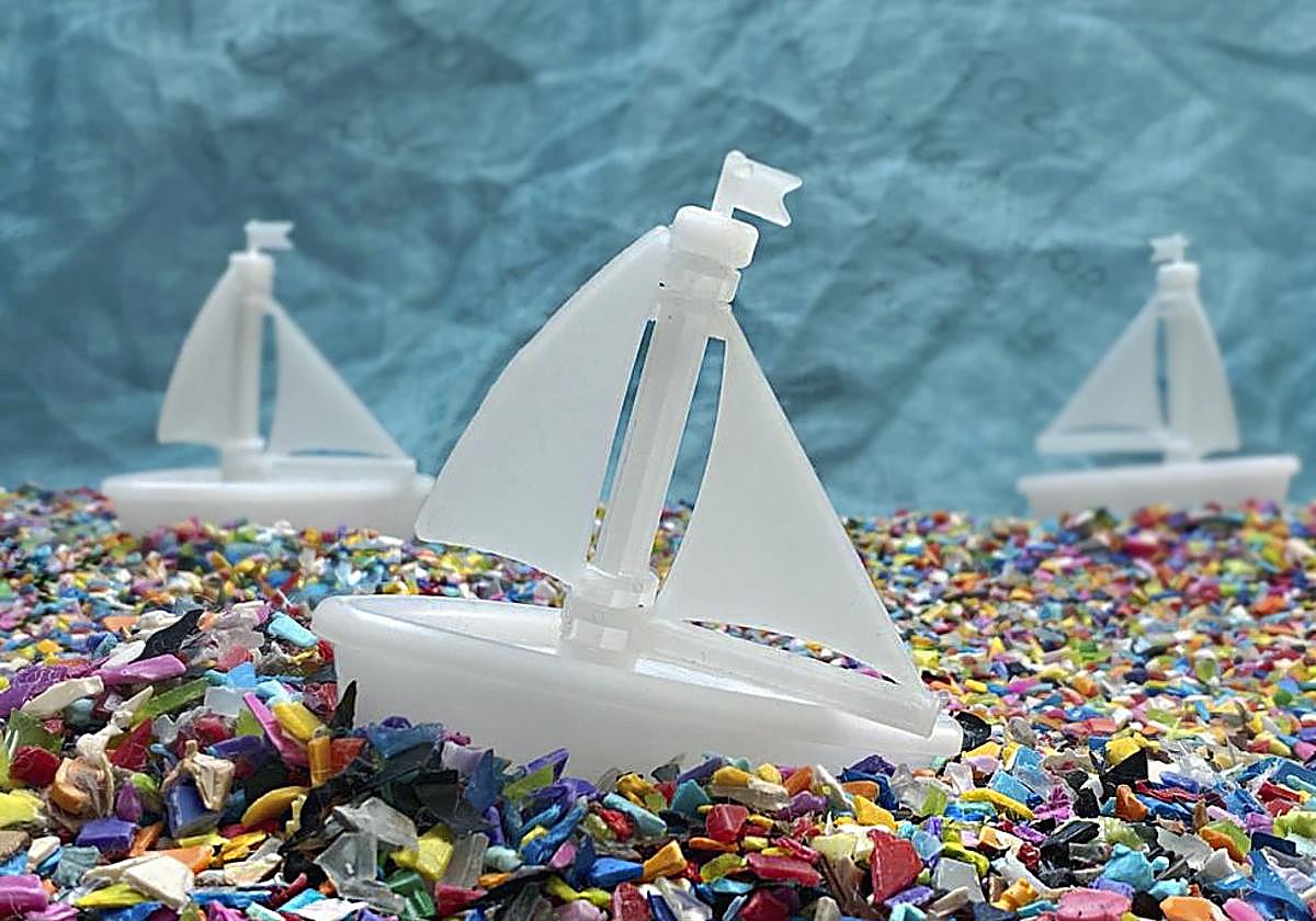 Juguetes infantiles hechos de plástico en un mar de residuos.