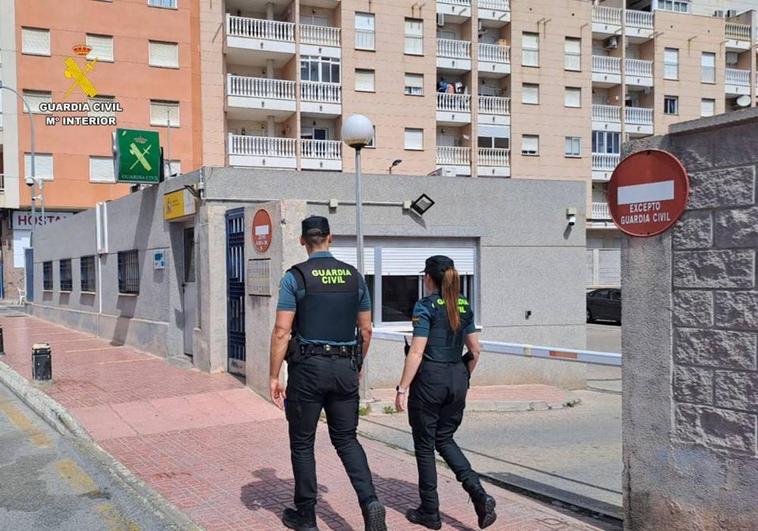 Pillan a dos ladrones de coches 'in fraganti' en Torrevieja y se dan a la fuga