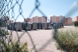 El Ayuntamiento apila en el solar del Pau 5 los nuevos contenedores de basura.