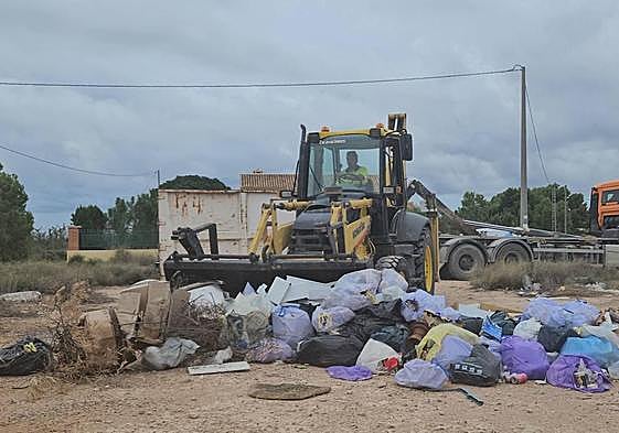 Actuación en uno de los vertederos ilegales en San Vicente
