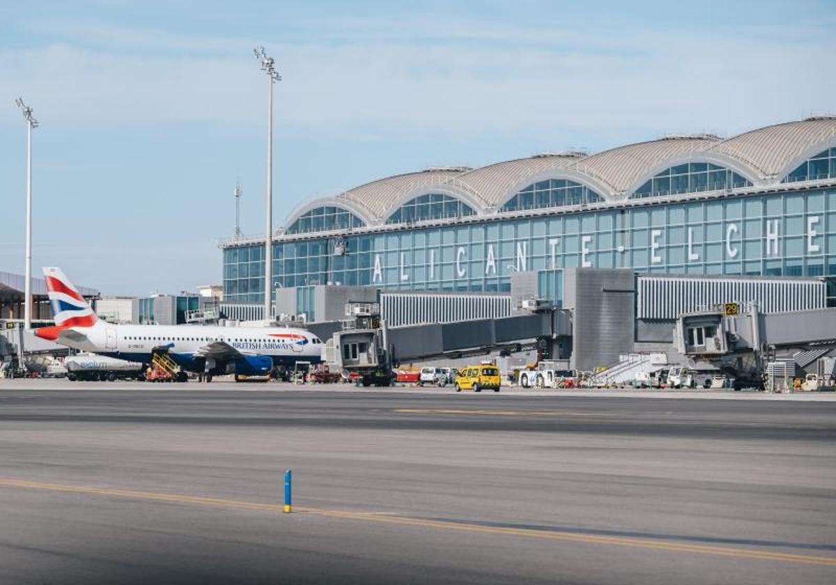 Pista de aterrizaje del aeropuerto Alicante-Elche.