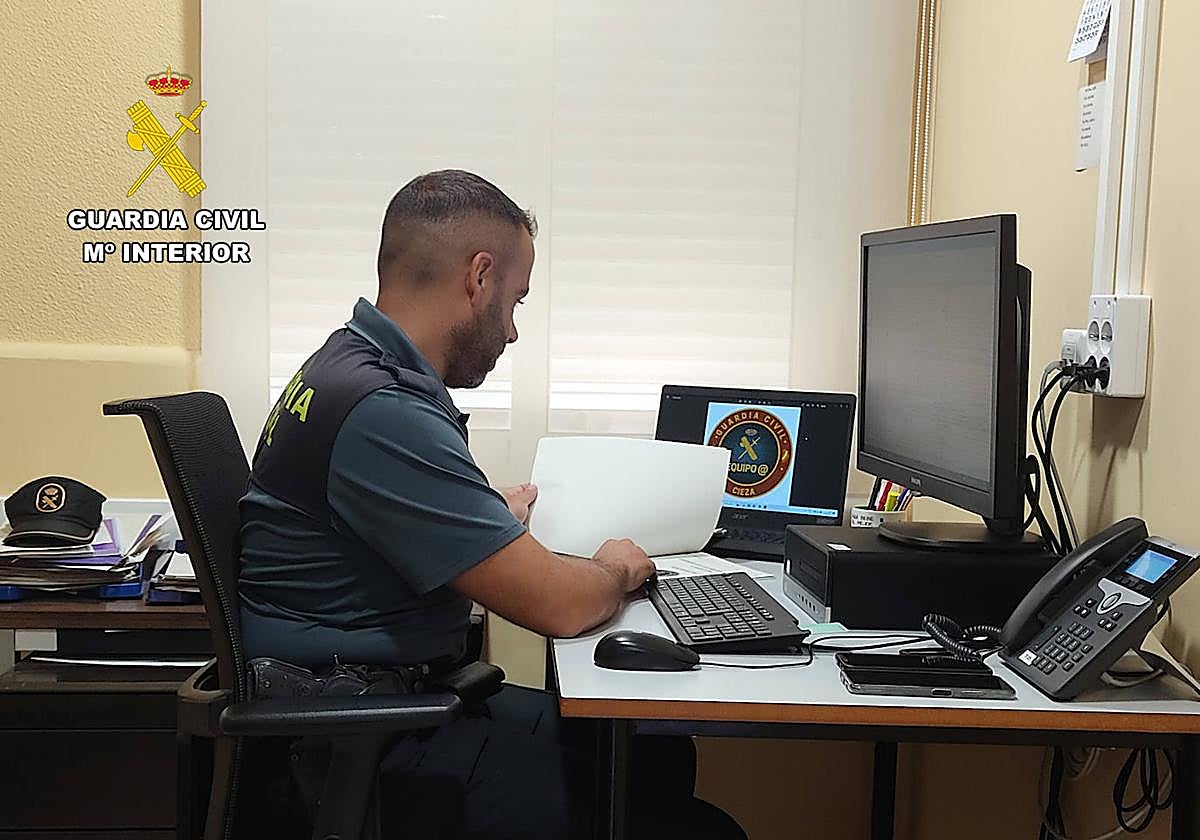 Un operario de la Guardia Civil en labores de investigación durante la operación 'Starfive'