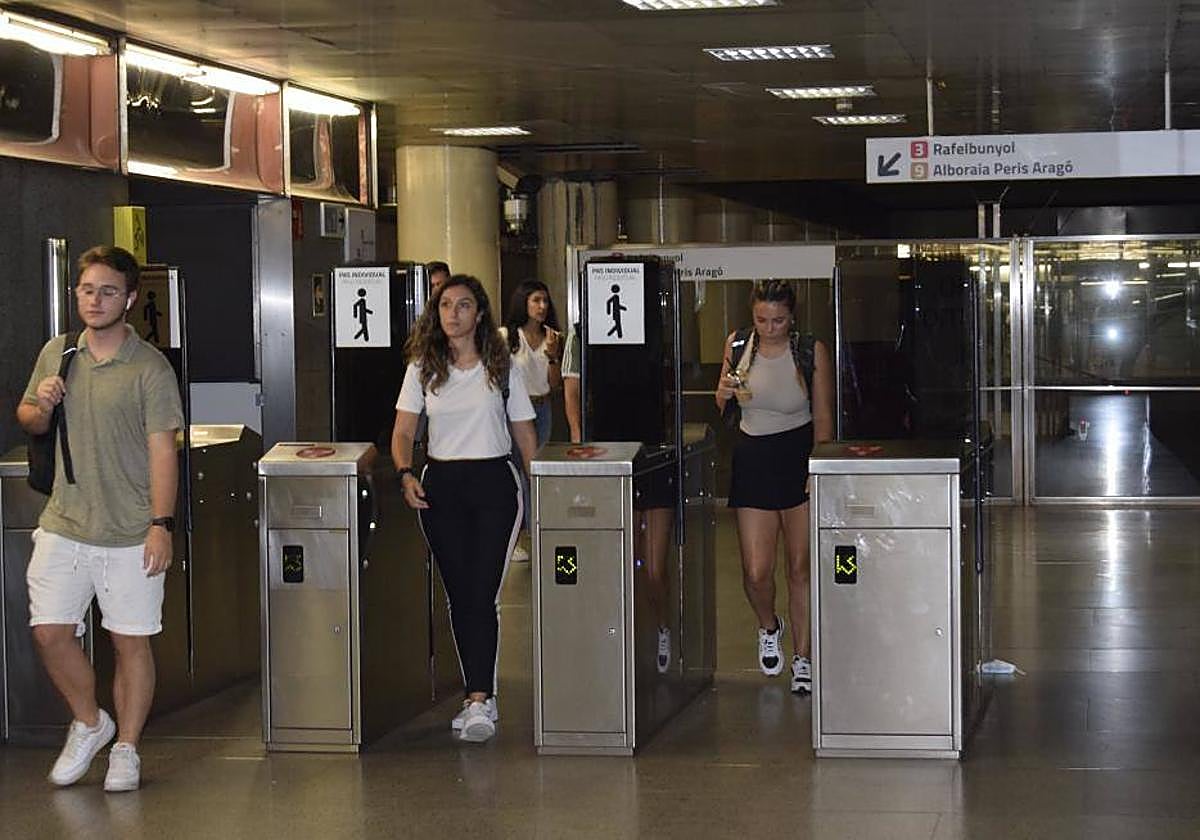 Usuarios durante una jornada de transporte público en Valencia