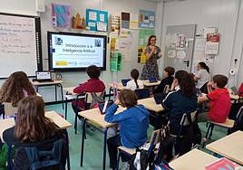 Una docente explica a los alumnos qué es la Inteligencia Artificial.