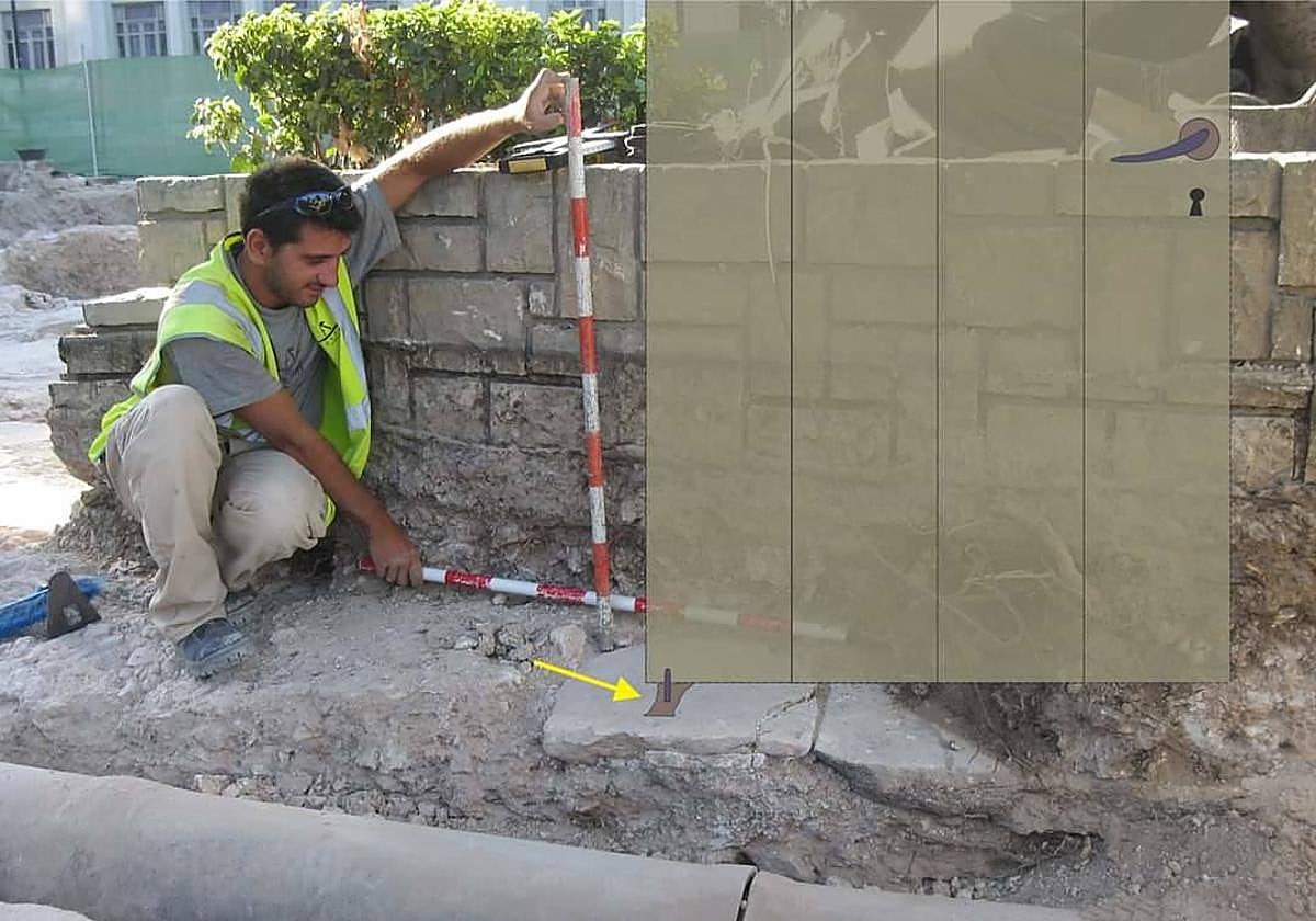 Imagen de la losa que hacía de sustento a la antigua puerta del convento