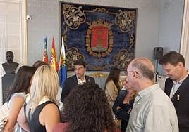 El alcalde de Allicante, Luis Barcala, conversa con parte de los concejales tras el balance de 100 días de gobieno.