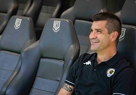 Rubén Torrecilla sonríe en el banquillo del Rico Pérez