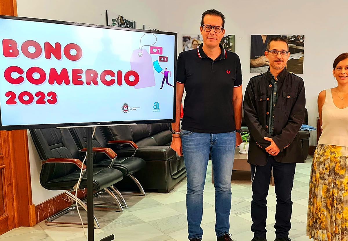 Rubén Alfaro, Manuel Carpio y Silvia Ibáñez durante la presentación.