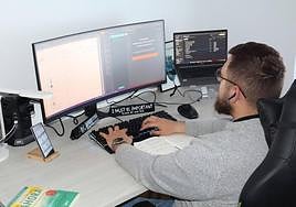 Trabajador en una oficina con su ordenador.