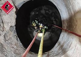 Los bomberos, en el interior del pozo, durante el rescate.