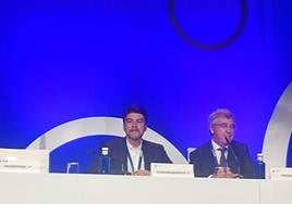 El alcalde de Alicante, Luis Barcala, en la mesa presidencial.
