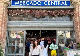 La concejal de Turismo, Ana Poquet, en la puerta trasera del Mercado Central, inicio de la ruta