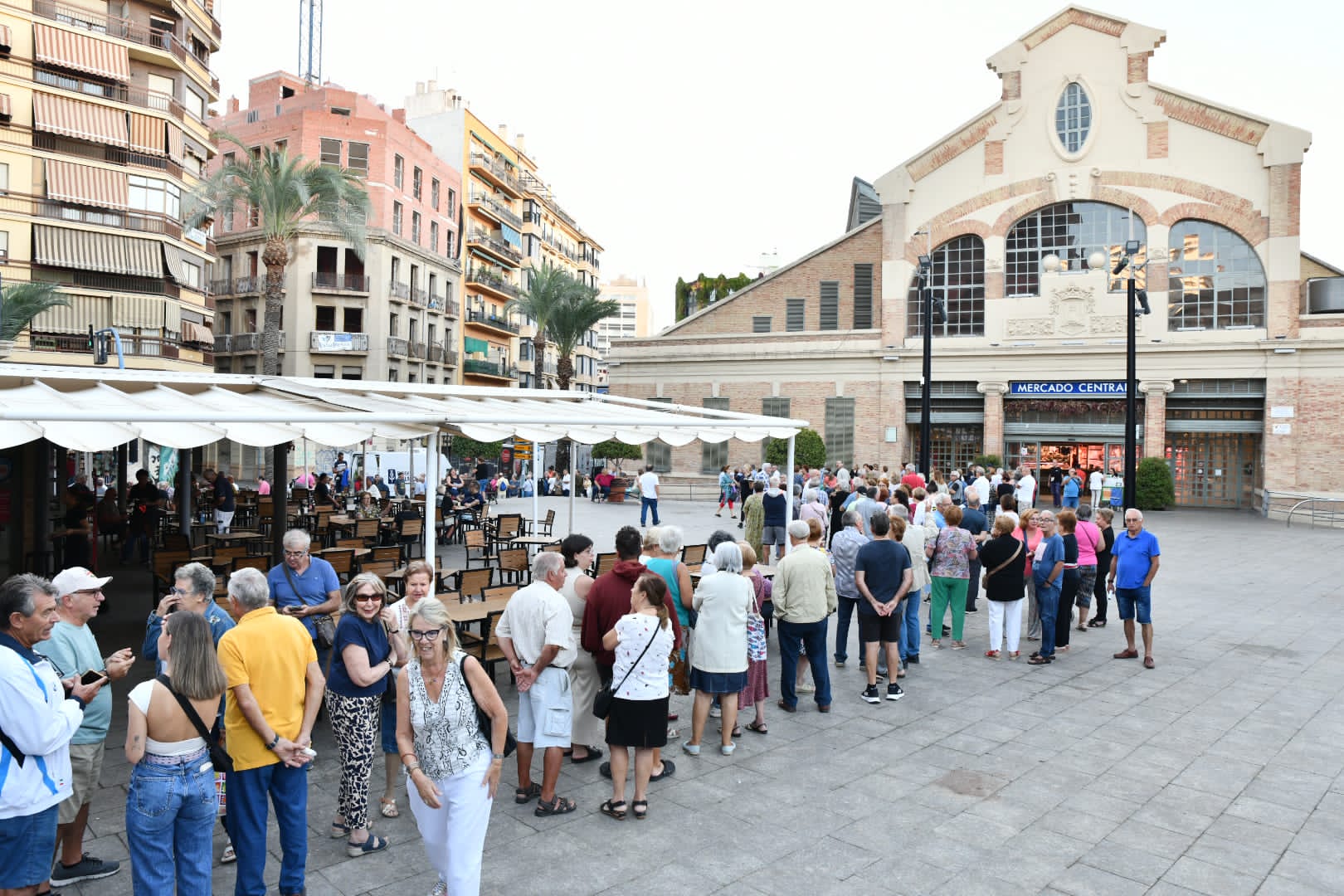 Imagen principal - Segundo día del Bono Comercio Alicante