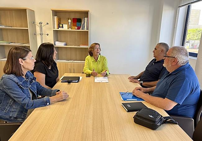En el centro, Agustina Esteve y en la mesa, el alcalde de San Fulgencia y varios ediles.