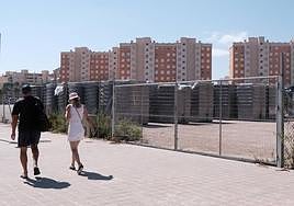 Los nuevos contendores, en el solar de la Playa de San Juan listos para ser repartidos.