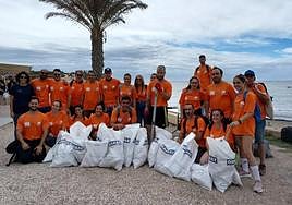 Los colaboradores de la empresa Obramat recogiendo residuos en la costa de Tabarca.