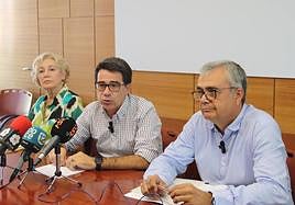 El alcalde, Pachi Pascual, acompañado por los concejales de Servicios Urbanos y Mantenimiento, Antonio Díaz, y Sanidad, Medio Ambiente y Parques y Jardines, Mercedes Torregrosa.