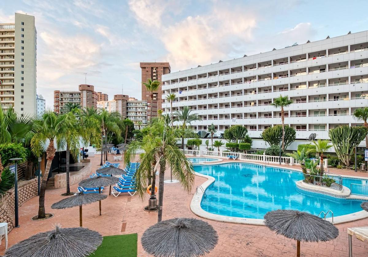 Turisme premia a la cadena hotelera de Benidorm Poseidón por sus 95 años de historia