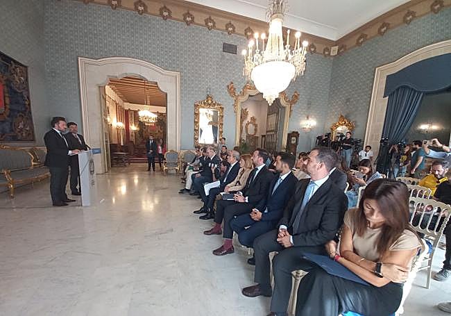 Pablo Ruz, junto a Luis Barcala, explican los temas tratados en la cumbre ante los concejales de sus equipos en el salón azul del Ayuntamiento de Alicante.