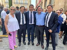 Luis Rodríguez, segundo por la izquierda, junto al presidente de la Generalitat Valenciana, Carlos Mazón, en el acto de toma de posesión.