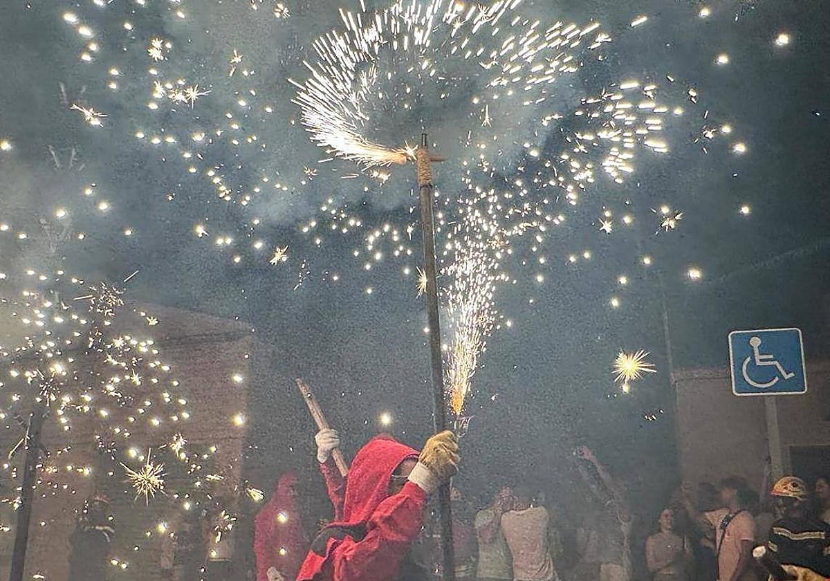 El 'correfocs' que da la salida a las fiestas de la Virgen del Carmen en El Campello.